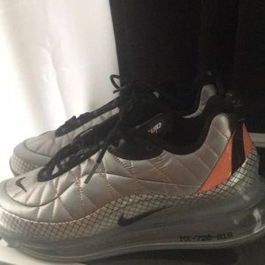 NIKE AIRMAX MX-720-818 SIZE 9.5